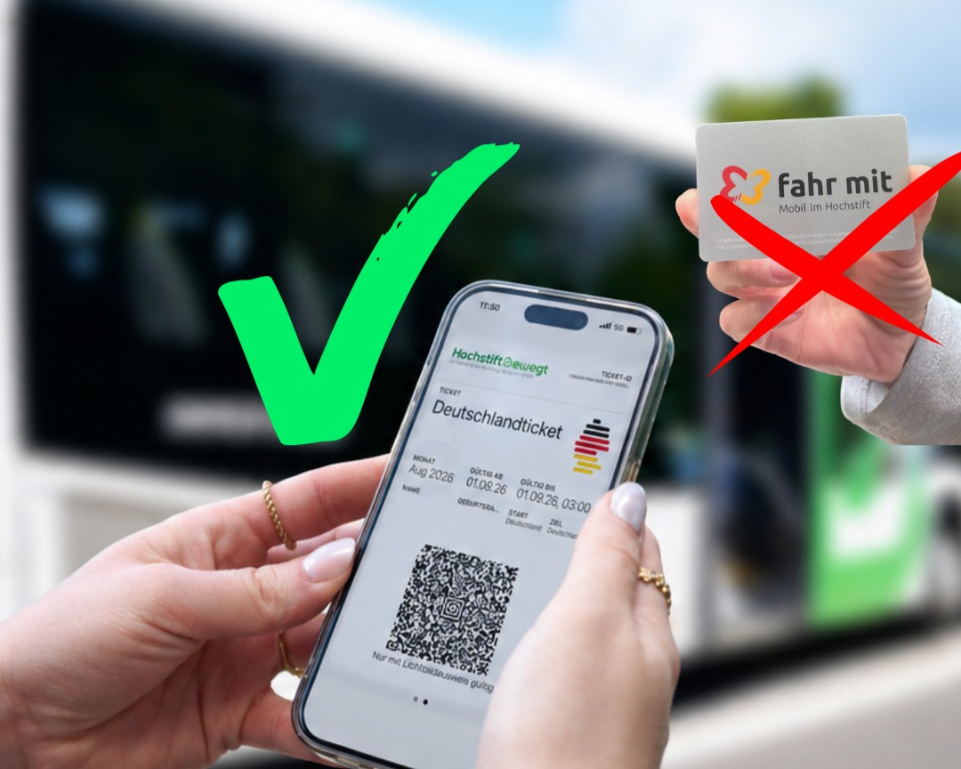 Im Vordergrund halten zwei Hände ein Smartphone, auf dem ein digitales Deutschlandticket zu sehen ist. Links daneben ist ein grüner Haken. Im Hintergrund hält eine Hand eine Chipkarte mit der Aufschrift "fahr mit - Mobil im Hochstift". Die Chipkarte ist mit einem roten Kreuz durchgestrichen.